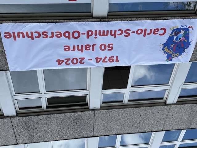 Jubiläumsbanner an der Schulfassade: 1974–2024, 50 Jahre Carlo-Schmid-Oberschule.